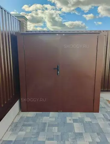 Уличный шкаф для садового инвентаря в шоколадном цвете в пос. Щапово, Краснопахорский р-н, Троицкий адм.окр, МО