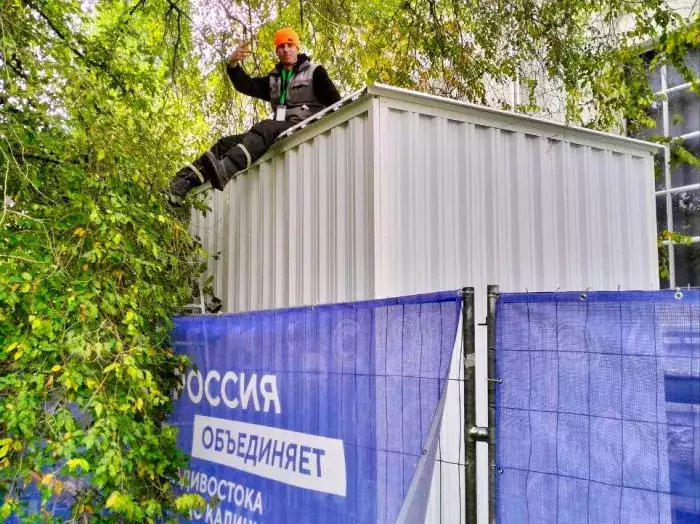 Современный контейнер для укрытия в белом цвете для заказчика на выставке ВДНХ, г. Москва 