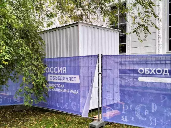 Вместительный контейнер для укрытия в белом цвете для заказчика на выставке ВДНХ, г. Москва 